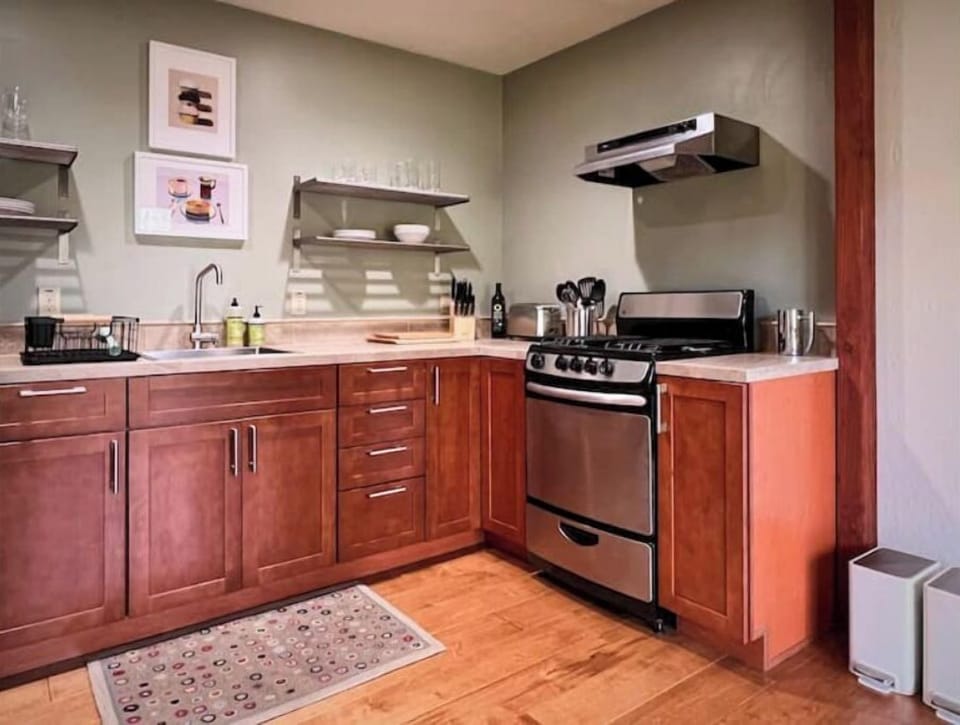 Full kitchen