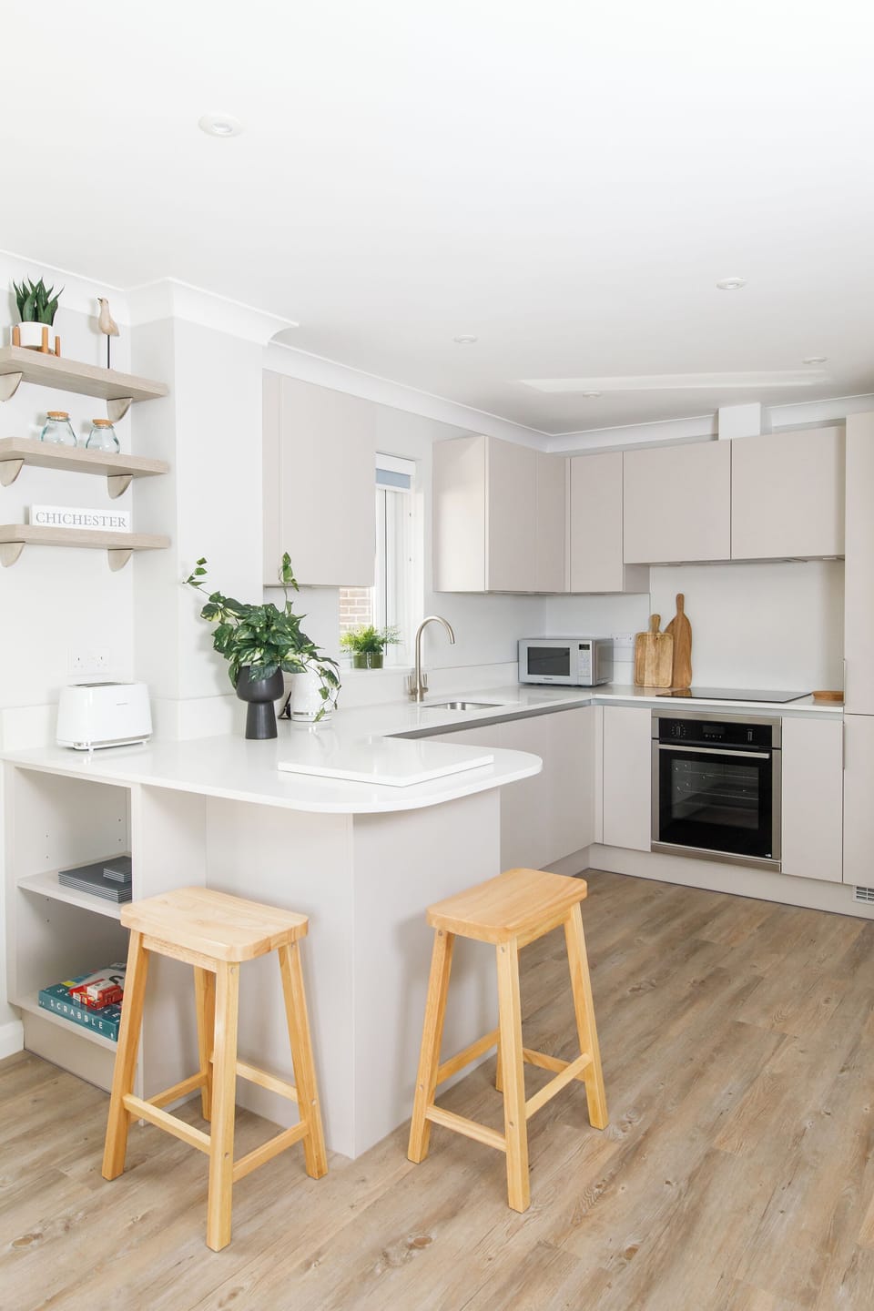 Fully equipped kitchen with breakfast bar 