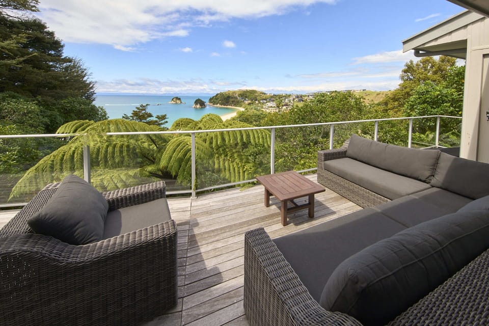Lounge deck facing East - Sunny and hot in the summer mornings!