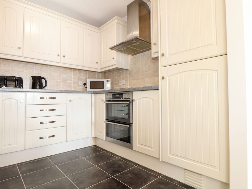 Fridge, dishwasher, cookware/dishes/utensils