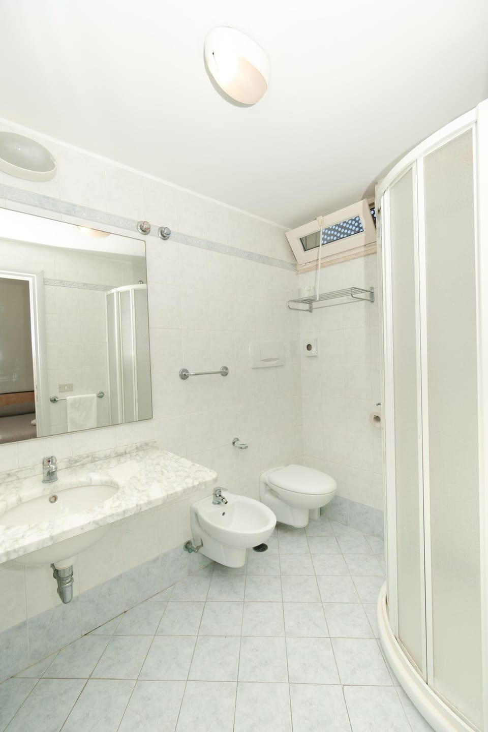 Double or Twin Room | Bathroom | Shower, rainfall showerhead, free toiletries, hair dryer