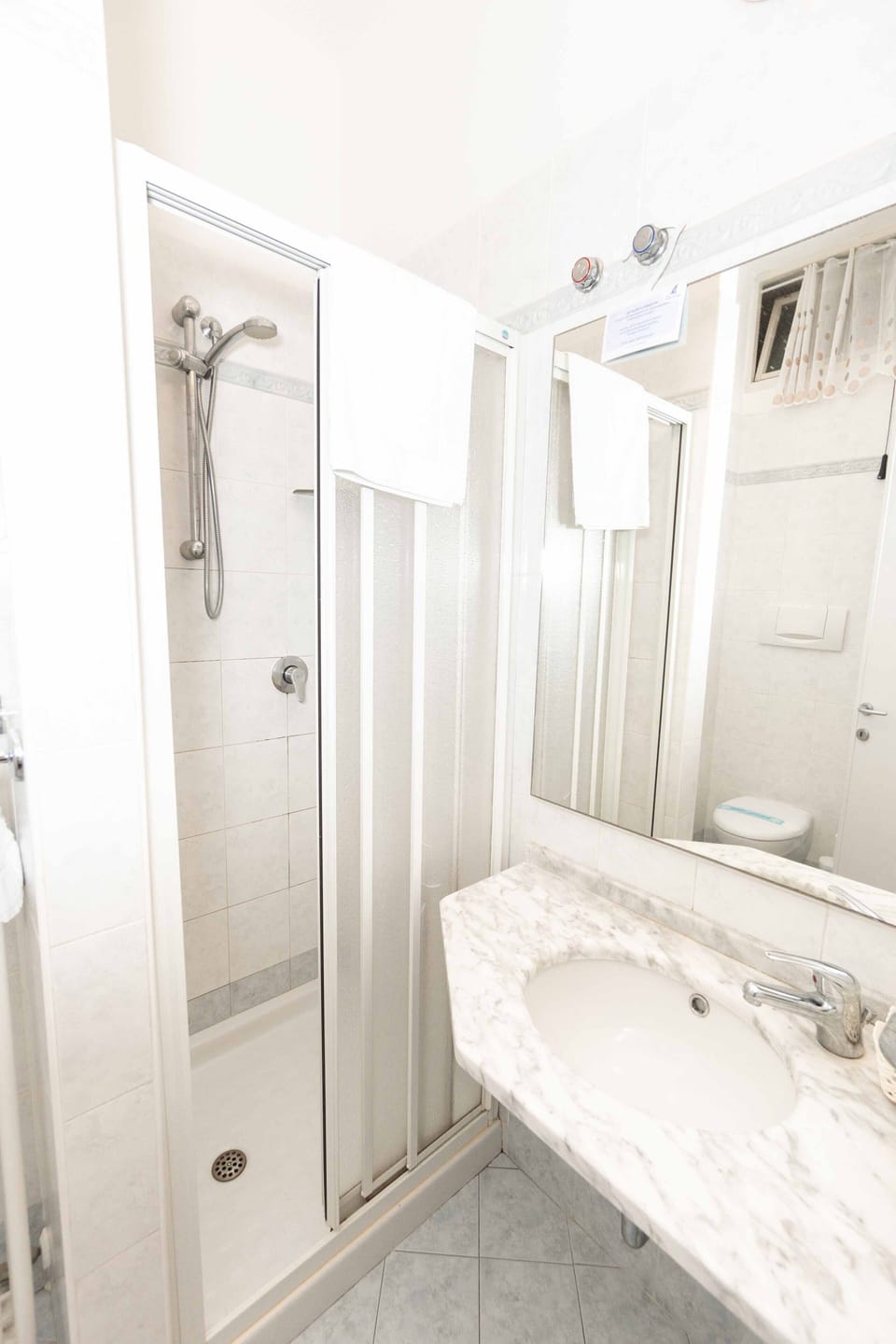 Twin Room | Bathroom | Shower, rainfall showerhead, free toiletries, hair dryer
