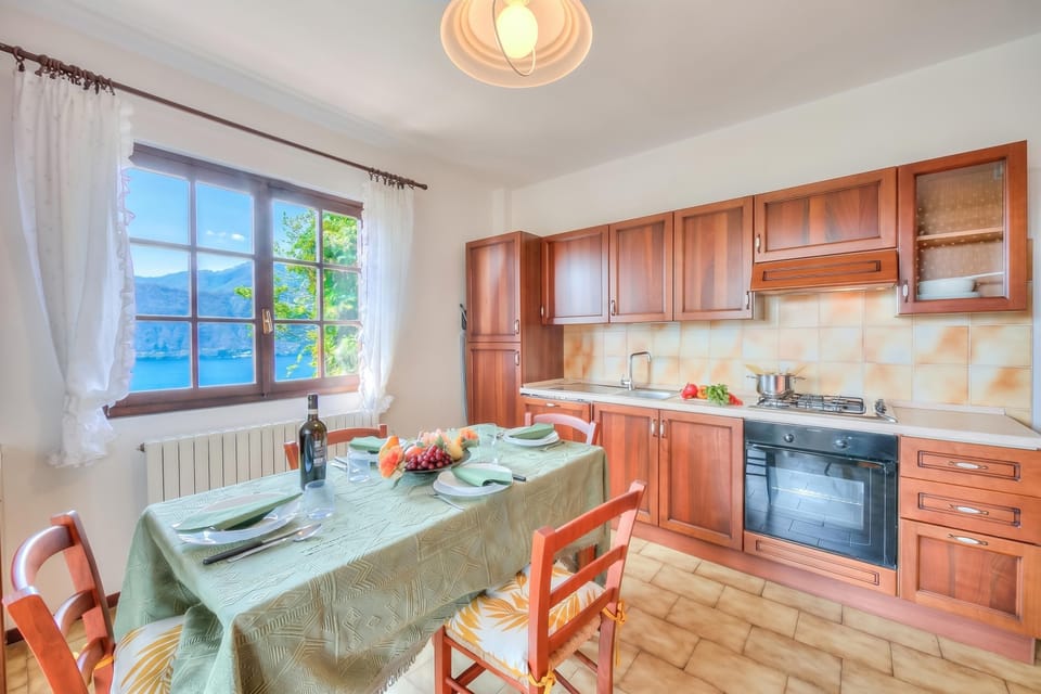 Family House, Multiple Bedrooms, Lakeside (Casa Serena park and Lake View) | Dining