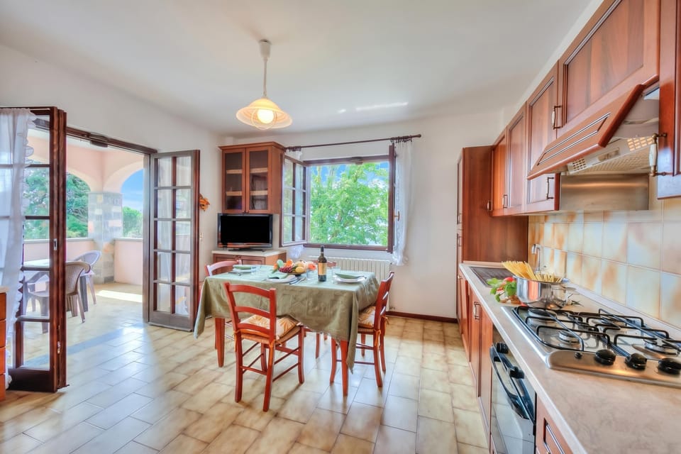 Family House, Multiple Bedrooms, Lakeside (Casa Serena park and Lake View) | Private kitchen | Fridge, microwave, oven, stovetop