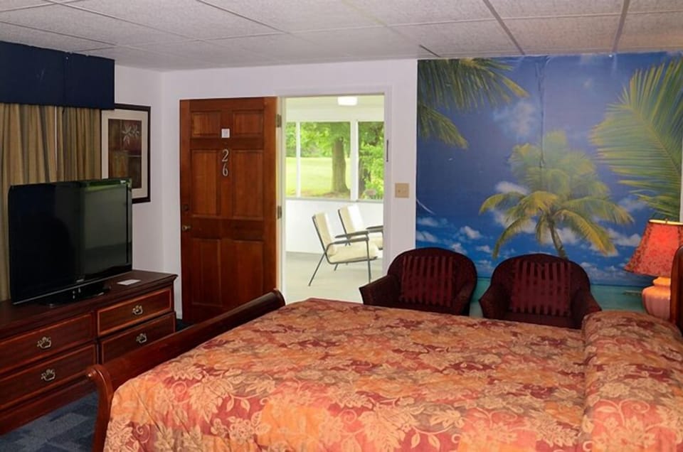 Honeymoon Suite, 1 Queen Bed | Down comforters, pillowtop beds, desk, blackout drapes