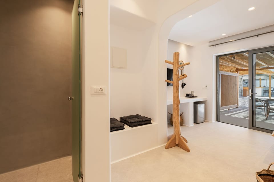Deluxe Suite, Sea View | 1 bedroom, desk, laptop workspace, soundproofing