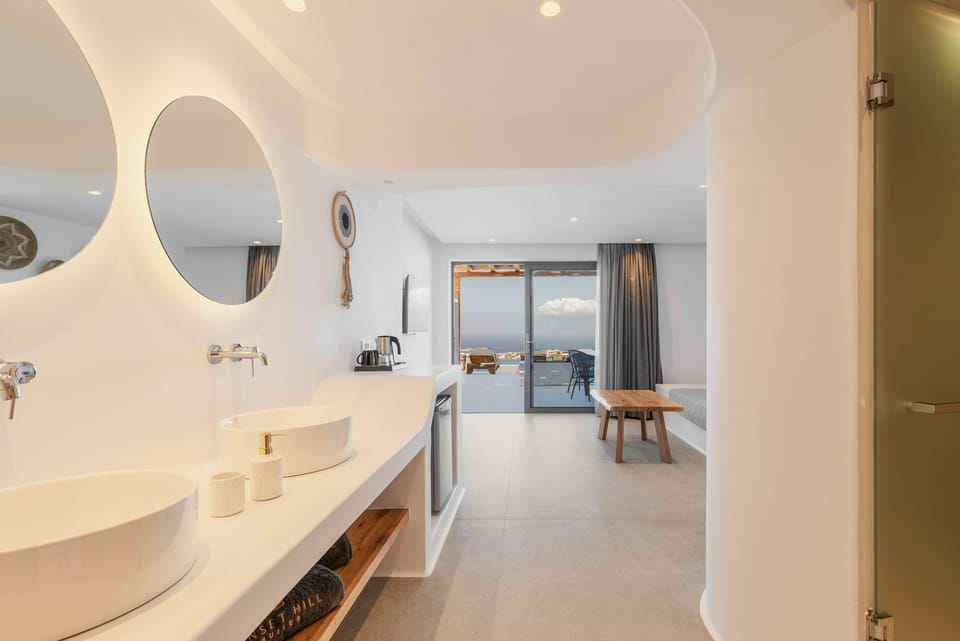 Executive Suite, Sea View & Pool View | 1 bedroom, desk, laptop workspace, soundproofing