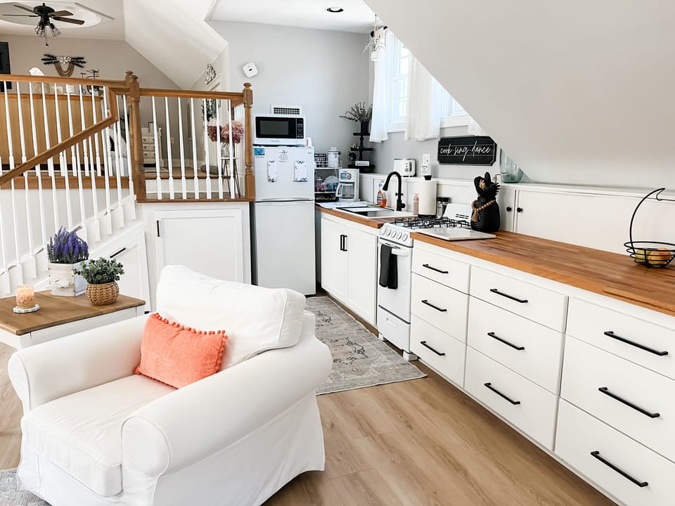 Full kitchen area - fully loaded for you!