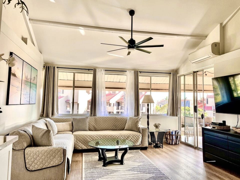 Living room with access to lanai