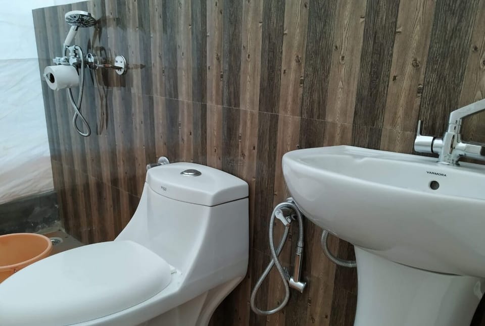 Deluxe Tent | Bathroom | Shower, towels, soap, toilet paper