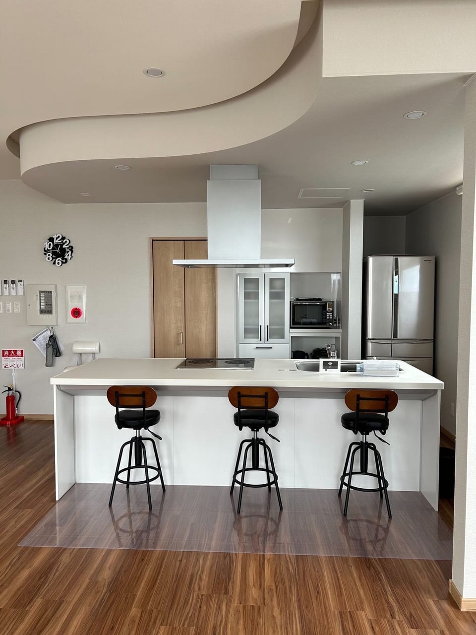 Comfort Villa | Private kitchen | Full-size fridge, microwave, oven, stovetop