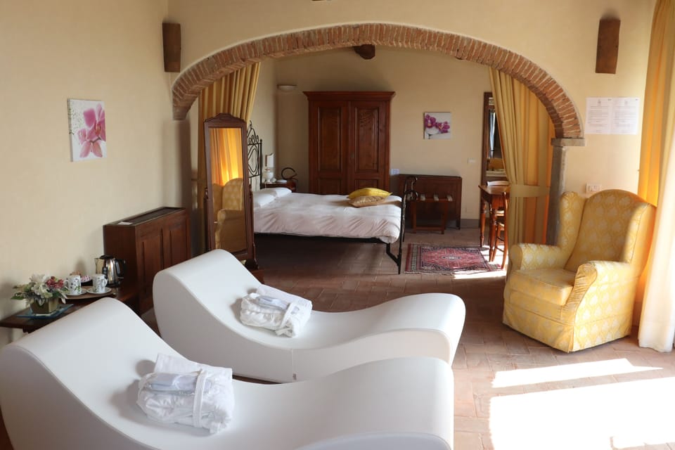 Premium Suite | Minibar, desk, laptop workspace, free WiFi