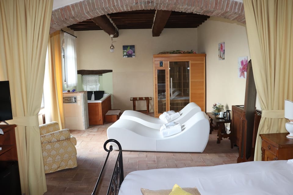 Premium Suite | Minibar, desk, laptop workspace, free WiFi