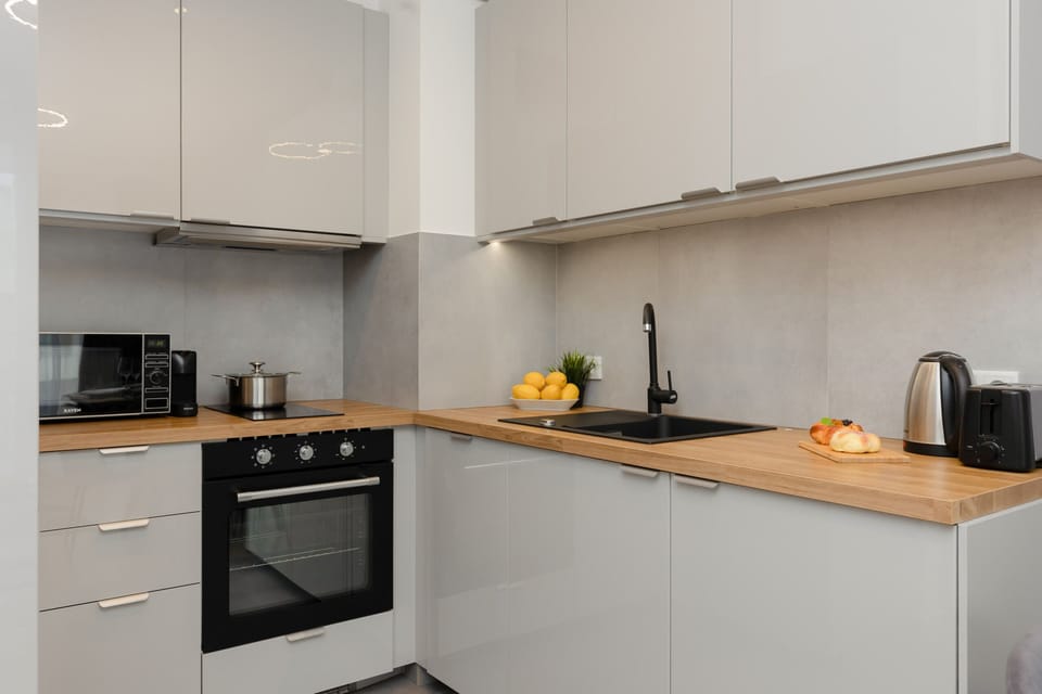 Modern, fully equipped kitchenette. 