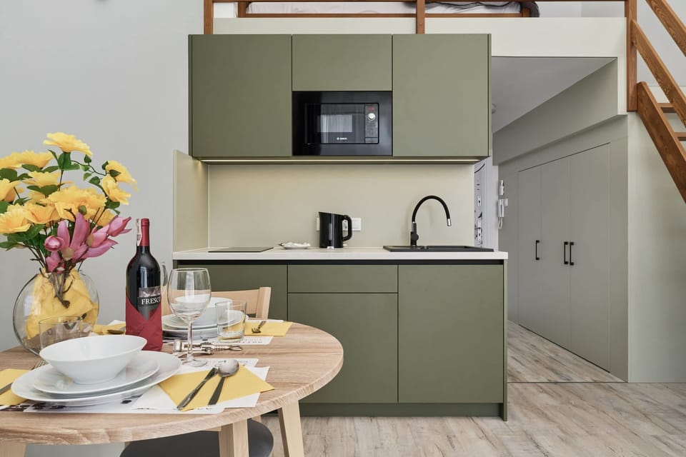 Fully equipped kitchenette. 