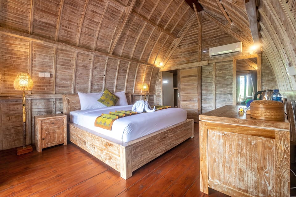 Lumbung House | Desk, soundproofing, free WiFi, bed sheets