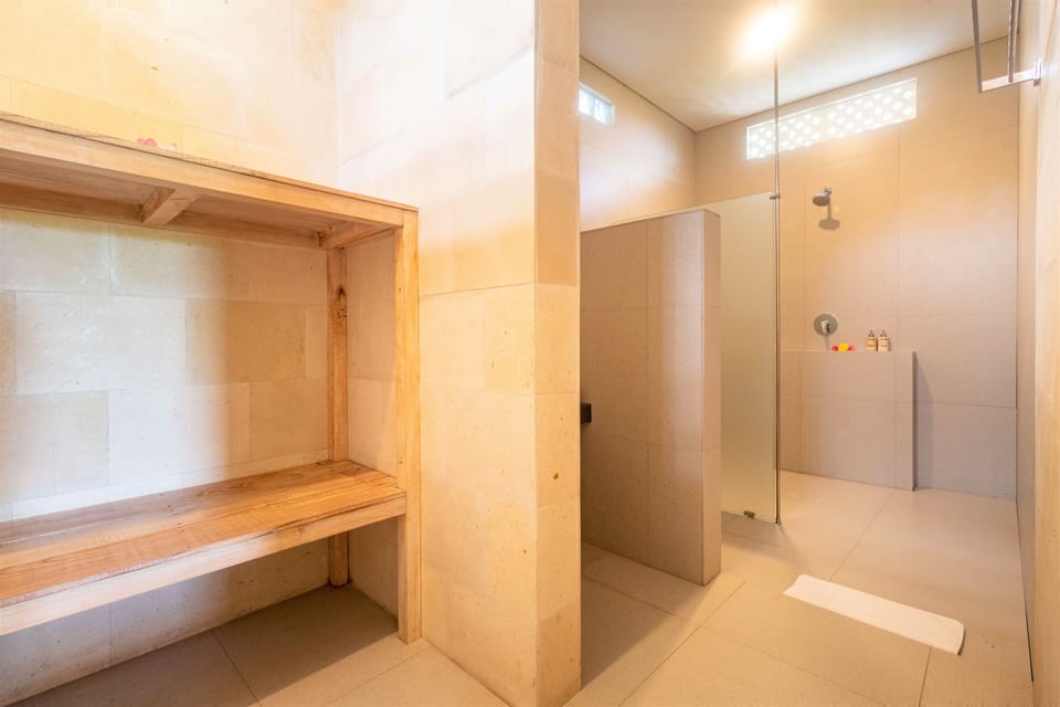 Deluxe Double or Twin Room | Bathroom | Shower, rainfall showerhead, bidet, towels