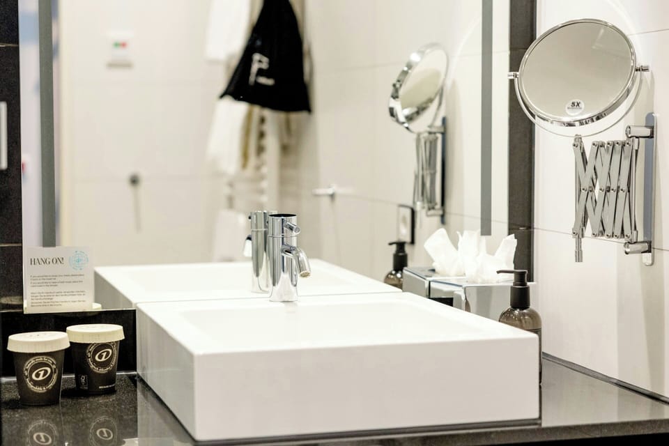 Shower, rainfall showerhead, free toiletries, hair dryer