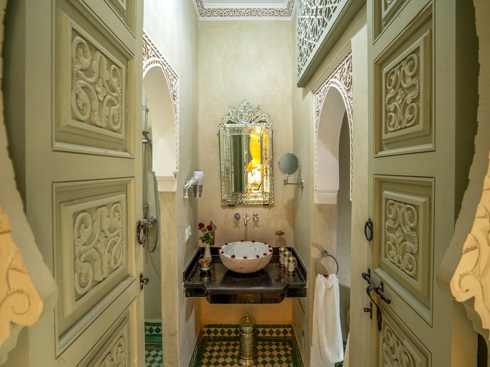 Deluxe Double Room, Ensuite | Bathroom | Shower, rainfall showerhead, designer toiletries, hair dryer