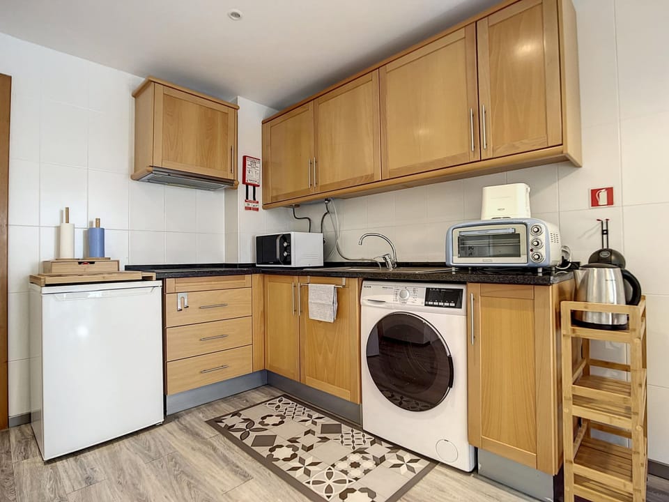 House | 1 bedroom, desk
