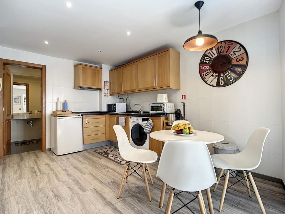 House | 1 bedroom, desk