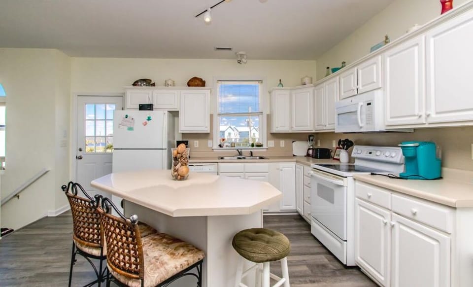 Kitchen w Eat-In Seating