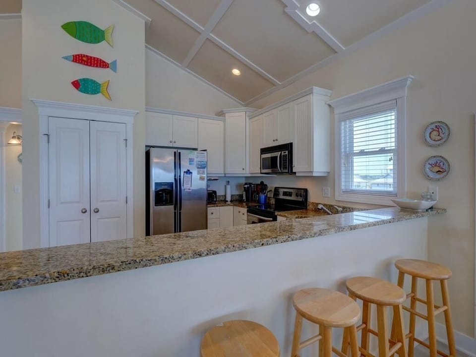 Kitchen with Eat-In Bar