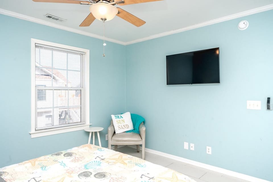 Top Floor Streetside Bedroom - Queen II