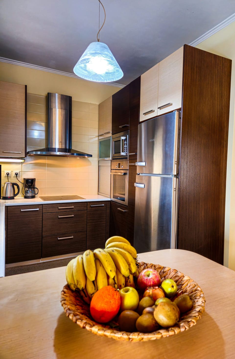 Full-size fridge, microwave, oven, stovetop