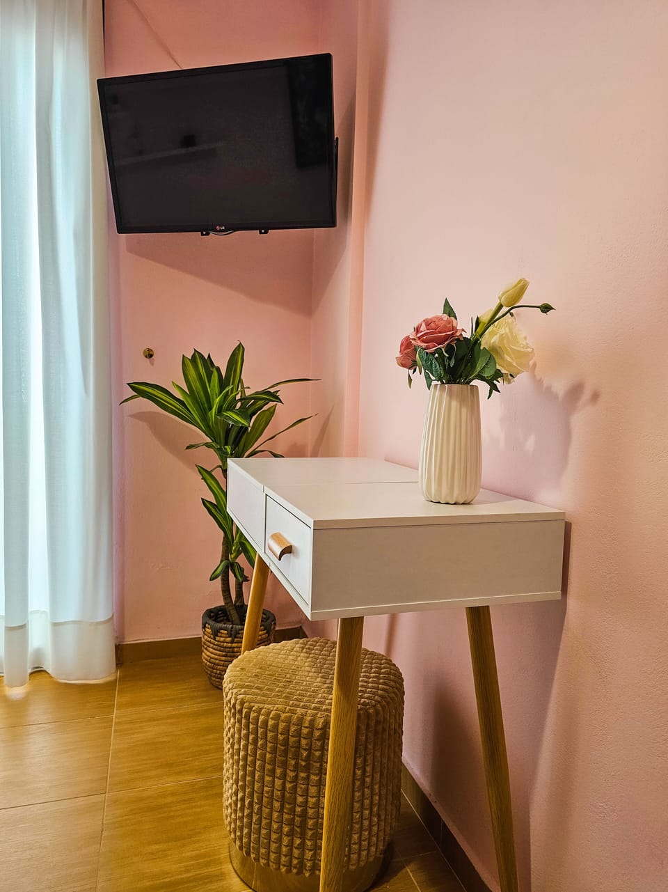 4 bedrooms, desk, laptop workspace, soundproofing