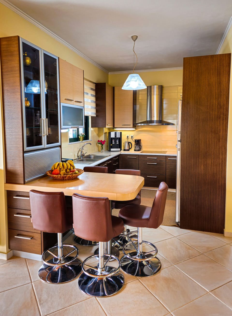 Full-size fridge, microwave, oven, stovetop