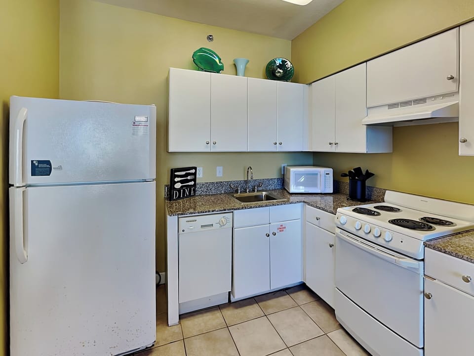 Studio Full Kitchen