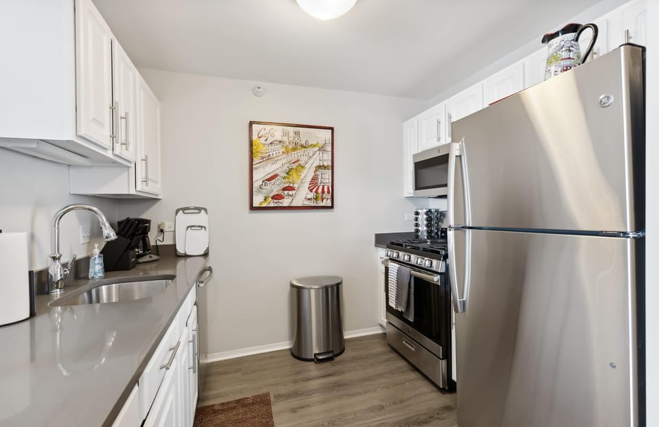 Full-size kitchen, fully equipped.