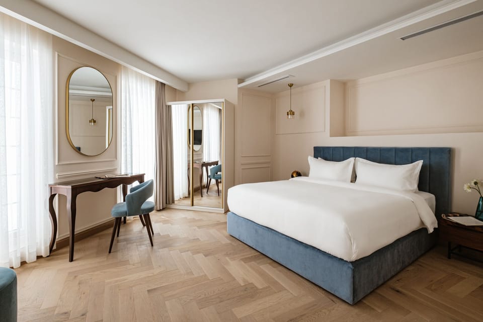 Premium Suite, Hot Tub | Egyptian cotton sheets, premium bedding, minibar, in-room safe