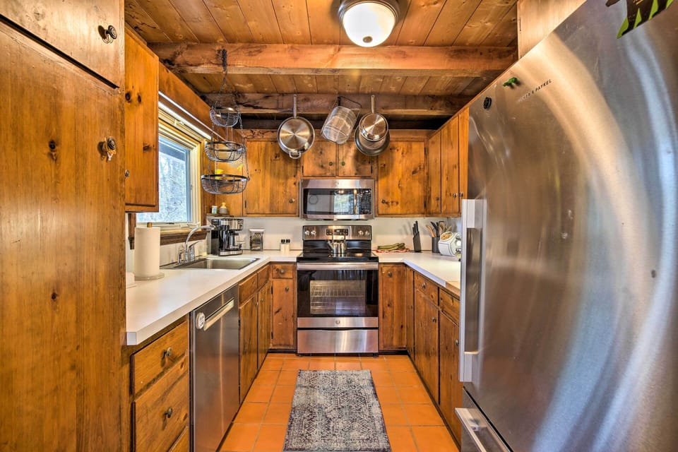 Kitchen | Trash Bags & Paper Towels Provided