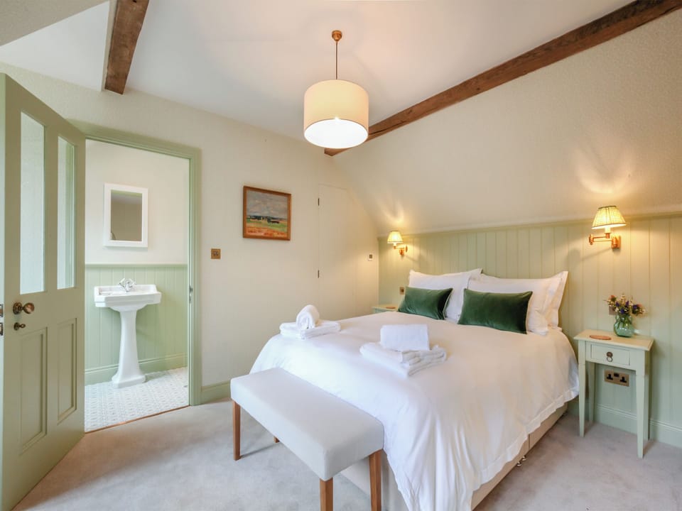 Double bedroom | Keeds Barn - Keeds Cottage and Keeds Barn, Pulborough