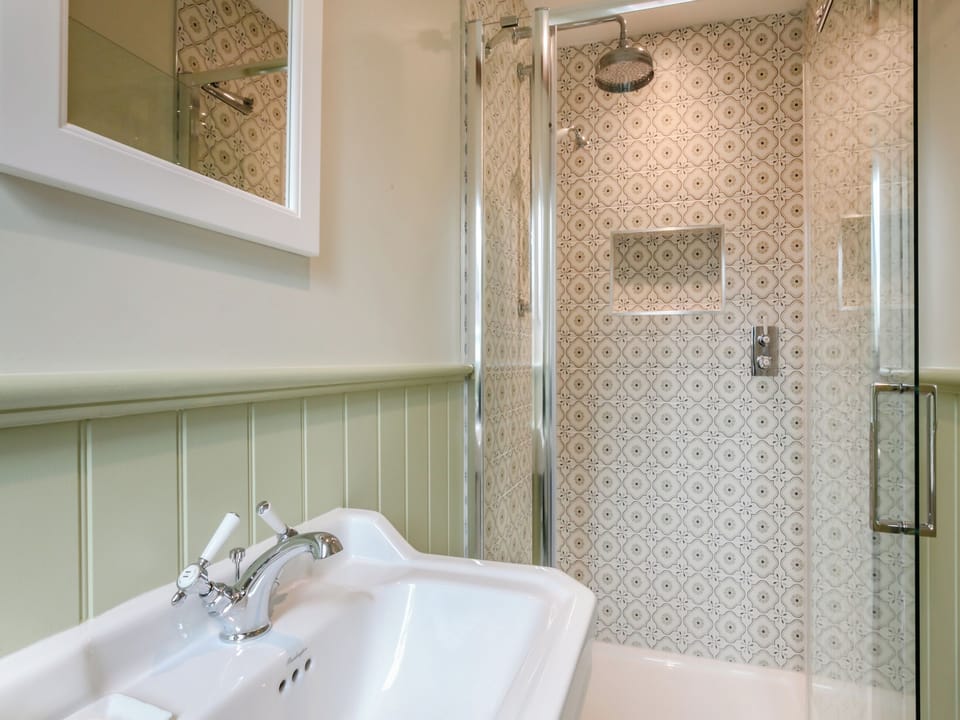 Bathroom | Keeds Barn - Keeds Cottage and Keeds Barn, Pulborough