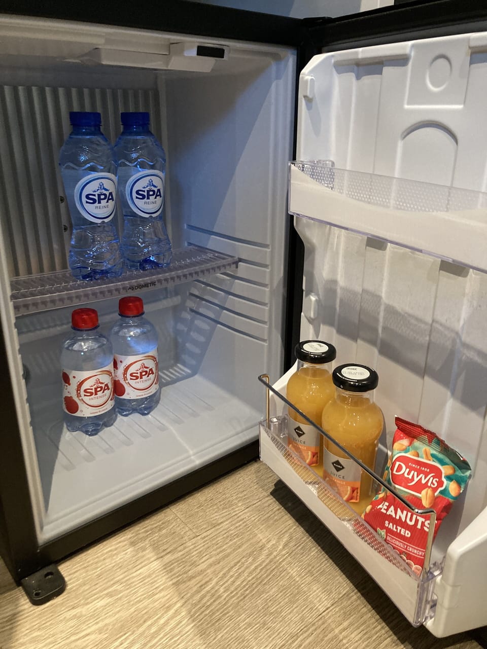 Free minibar, free WiFi, bed sheets