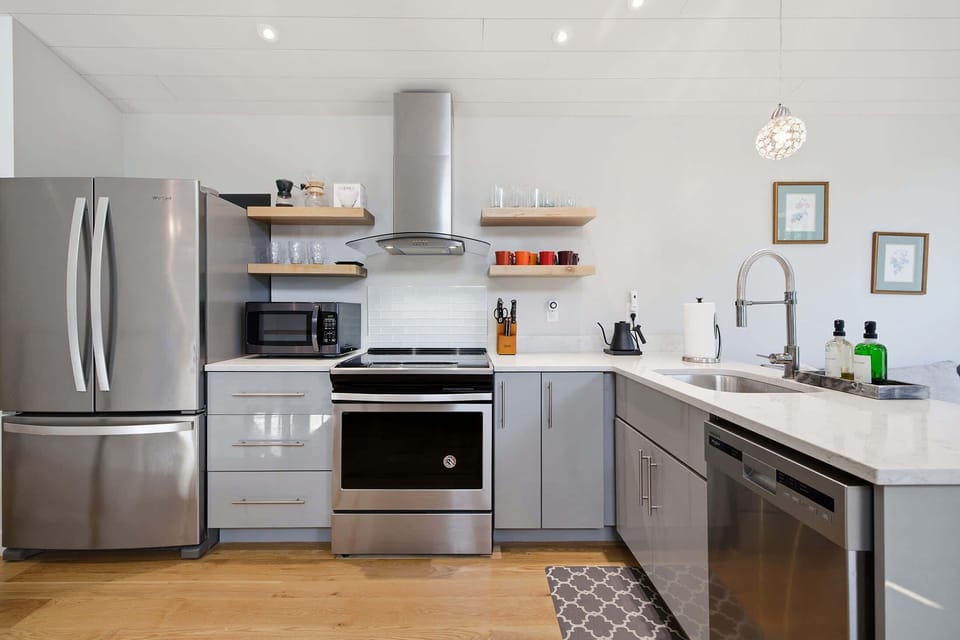 Fully equipped kitchen with island makes group meals easy to prepare.