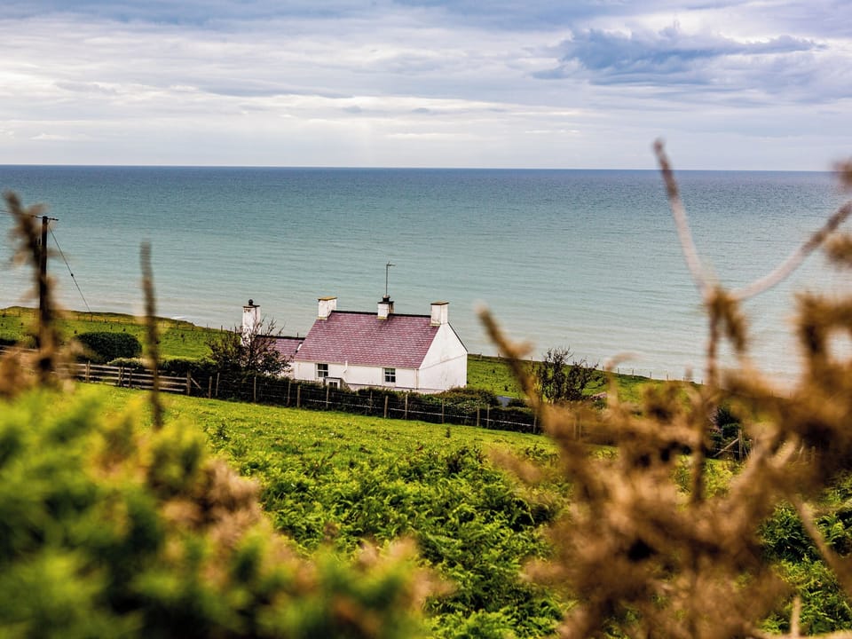 Setting | Red, Yellow, Blue - Coastal Path Cottages, Trefor