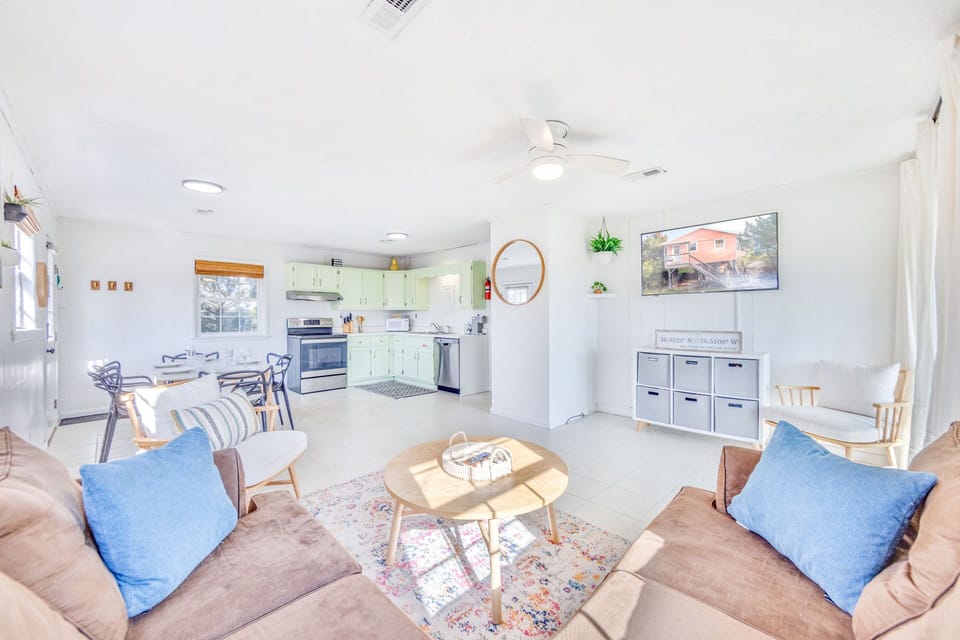 13-Surf-Or-Sound-Realty-1106-Just-Blink-Great-Room-03