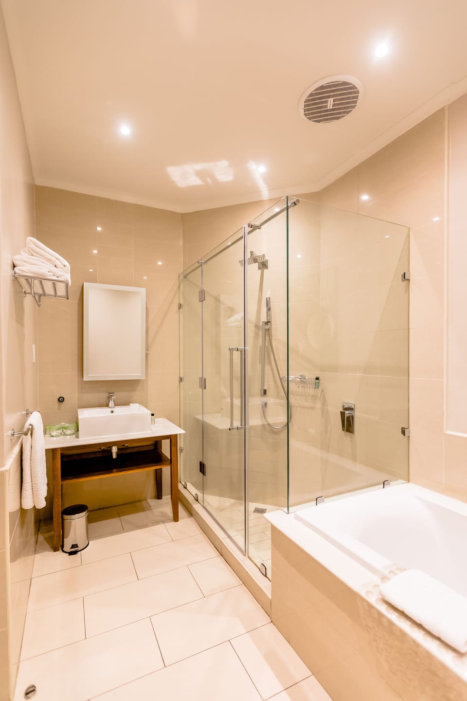 Deluxe Room | Bathroom | Rainfall showerhead, hair dryer, towels, soap