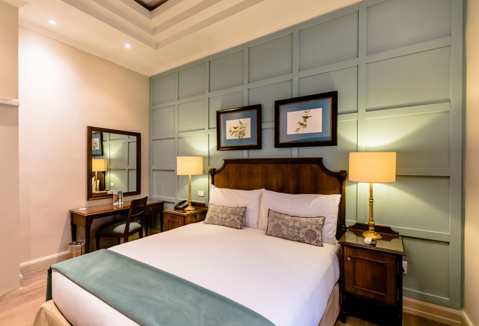 Suite | Hypo-allergenic bedding, down comforters, in-room safe, desk