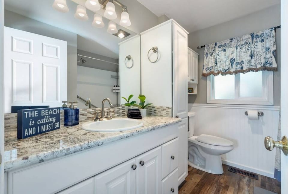 Upstairs guest bathroom with tub/shower combo.