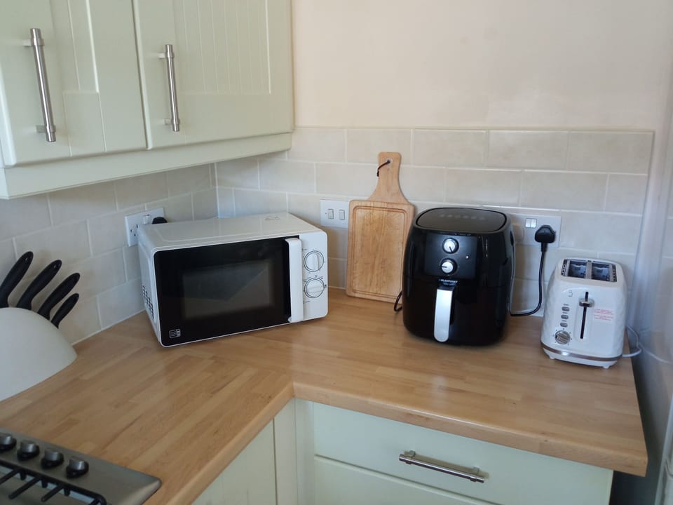 Apartment | Private kitchen | Fridge, microwave, oven, stovetop