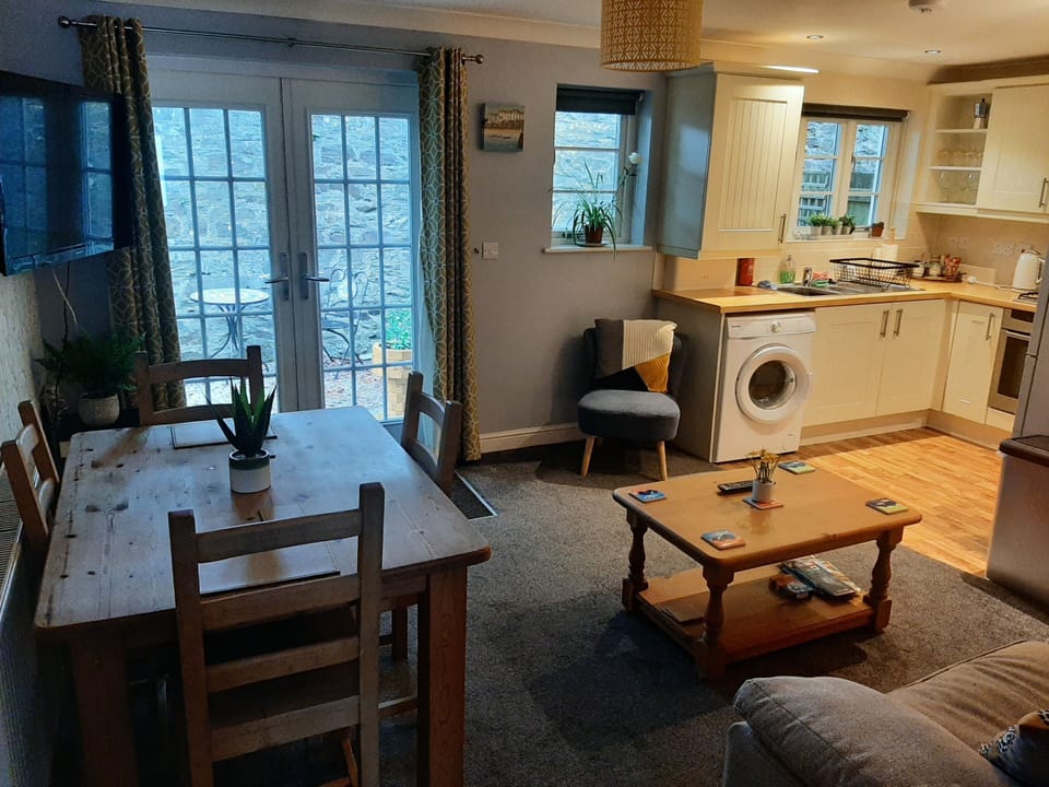 Apartment | Dining