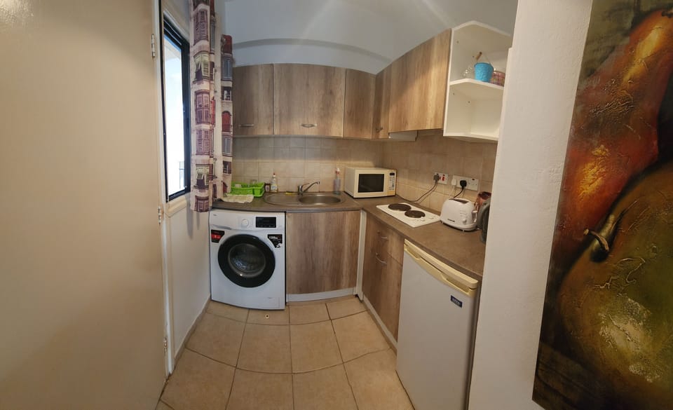 Studio | Private kitchen | Fridge, microwave, stovetop, electric kettle