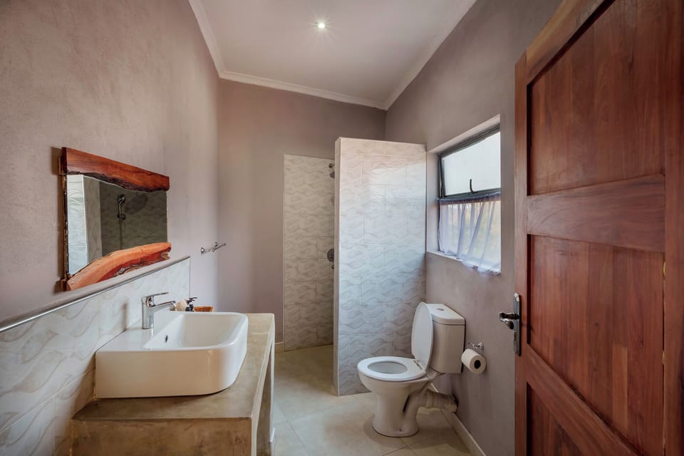 Deluxe Double or Twin Room, 1 Bedroom | Bathroom | Shower, rainfall showerhead, hair dryer, towels