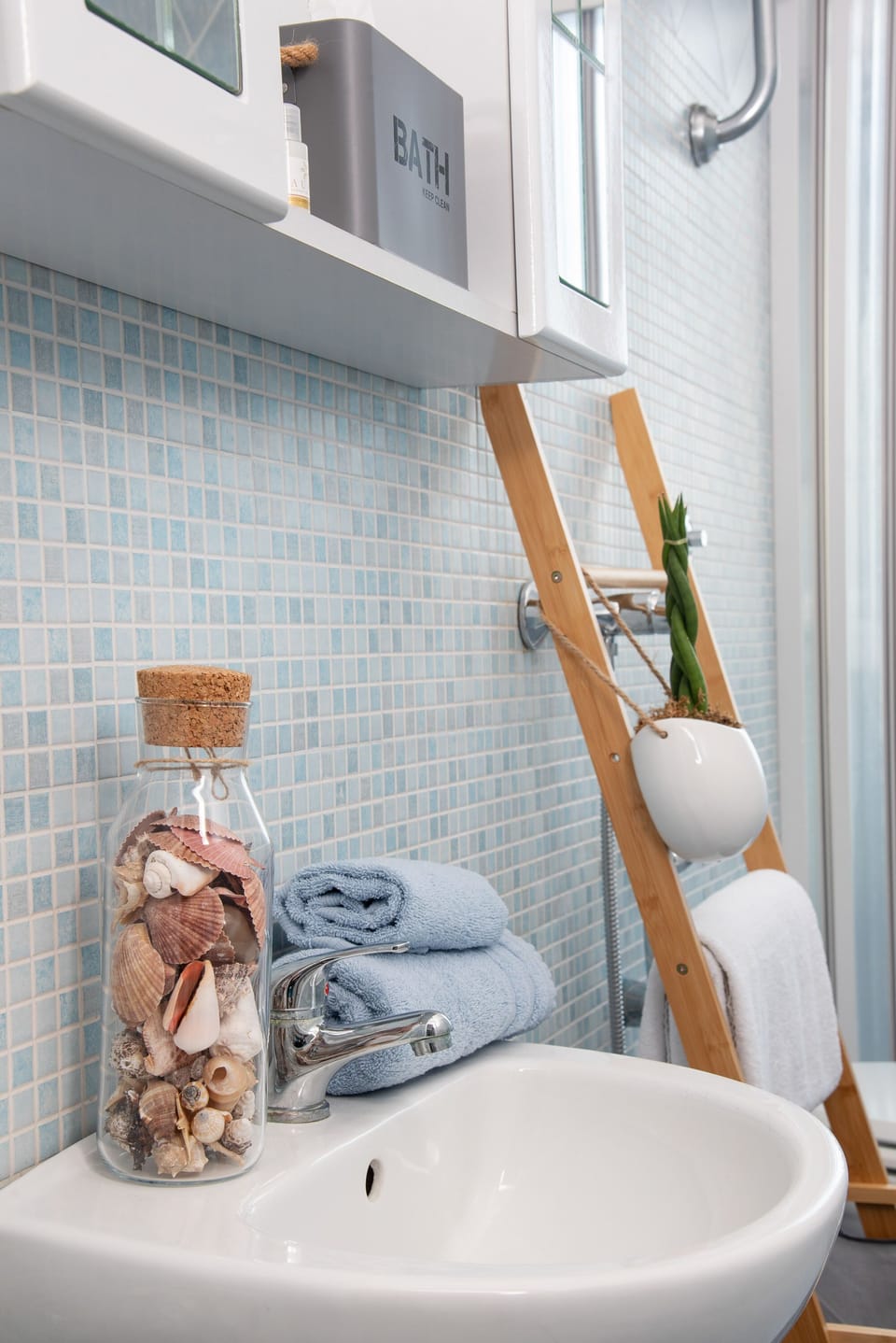 Classic Room | Bathroom | Shower, hair dryer, bidet, towels