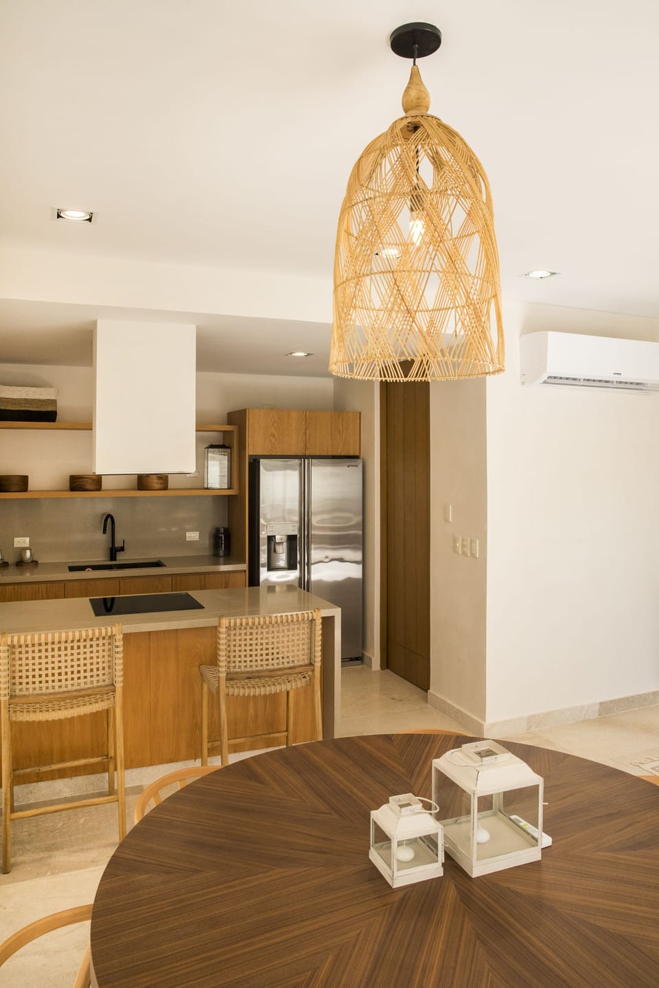 Deluxe Apartment | Private kitchen | Full-size fridge, microwave, oven, stovetop
